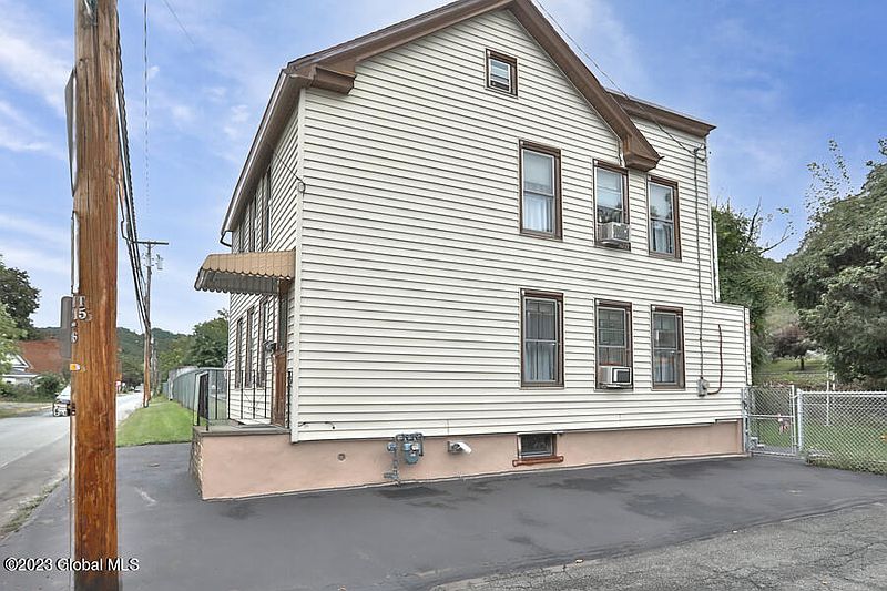 2nd image of 118 Ida Street