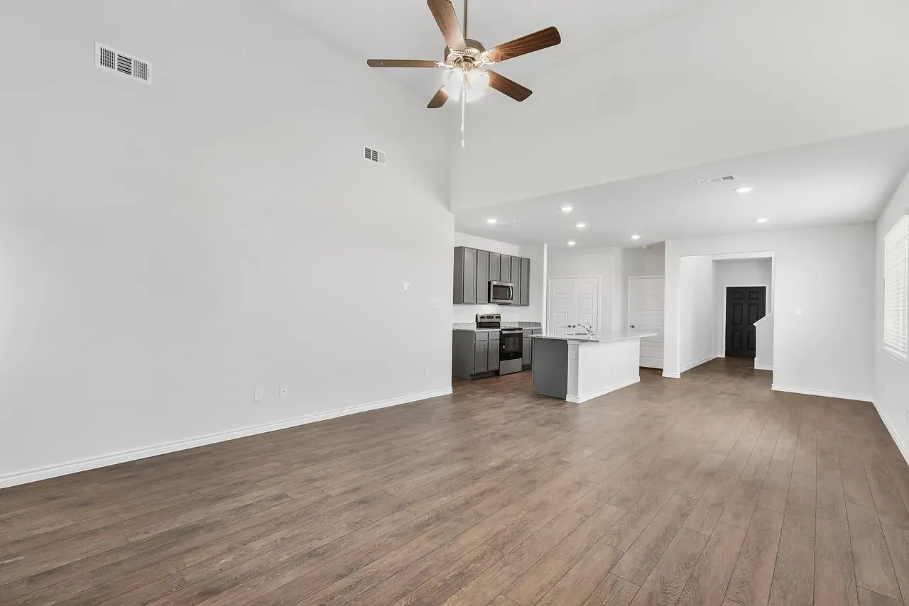 4 bed, 2.5 bath, 2125 sqft, $2,650 — Photo 3