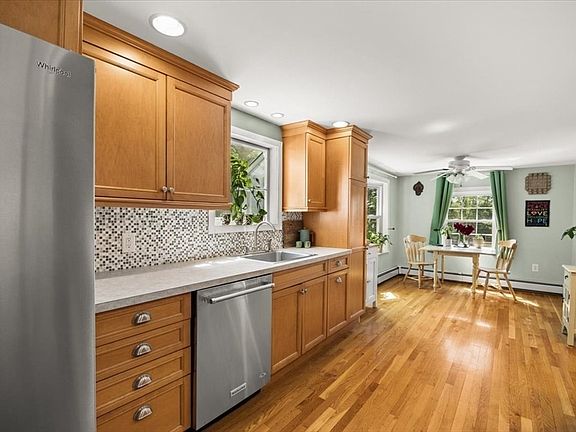 4th image of 39 Everett St