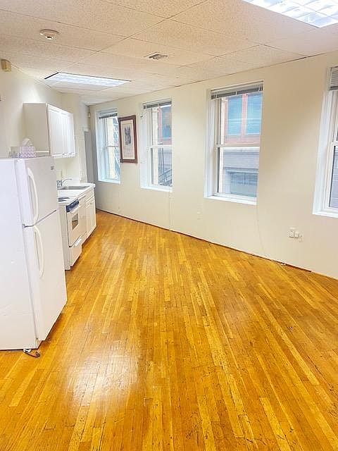 2nd image of 106 Bedford St #1
