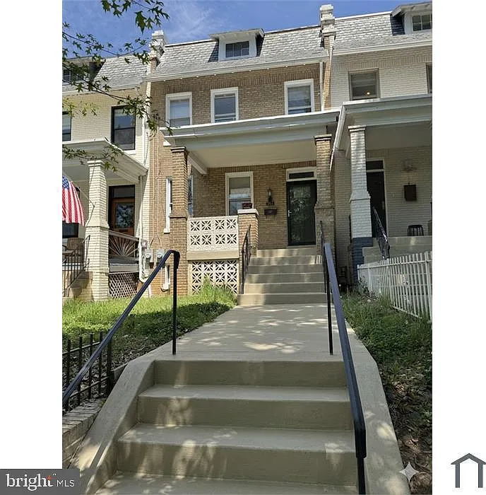 6 bed, 2.0 bath, 2400 sqft, $7,200 — Photo 1