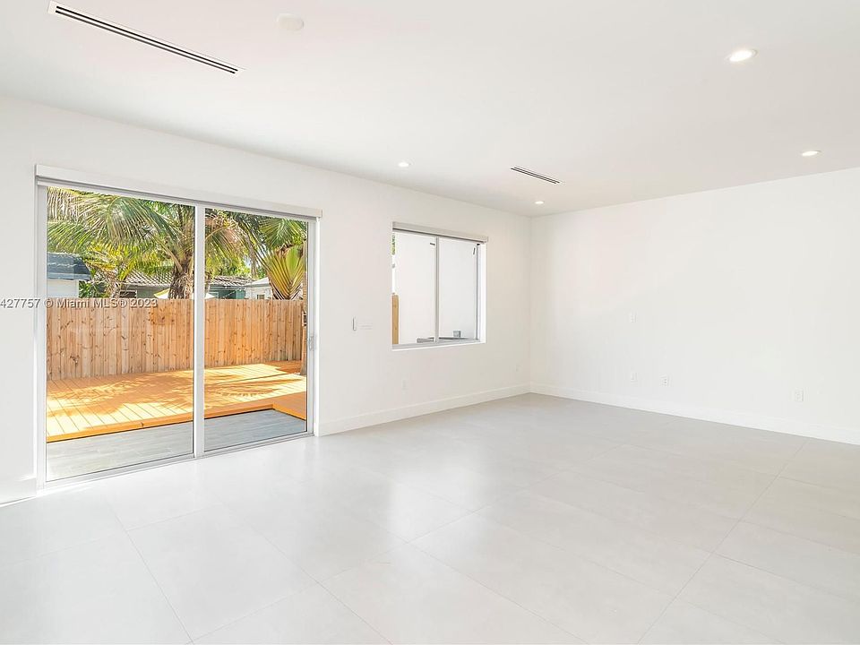 1st image of 809 SE 14th St #0