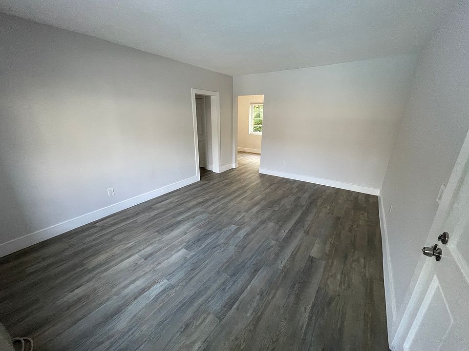 1st image of 125 Edgewater Dr APT 1