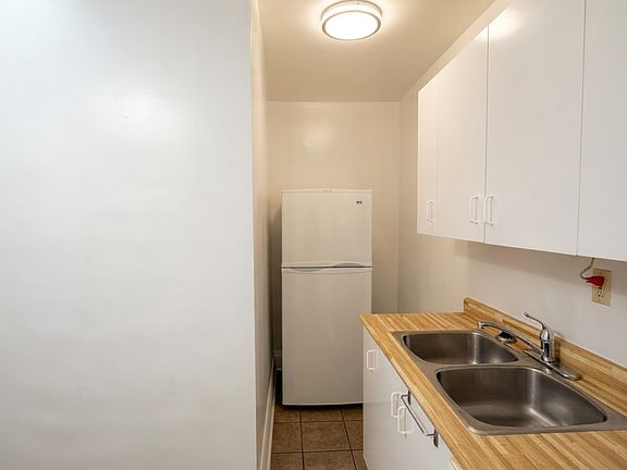 3rd image of 2903 Lakeshore Rd W #2