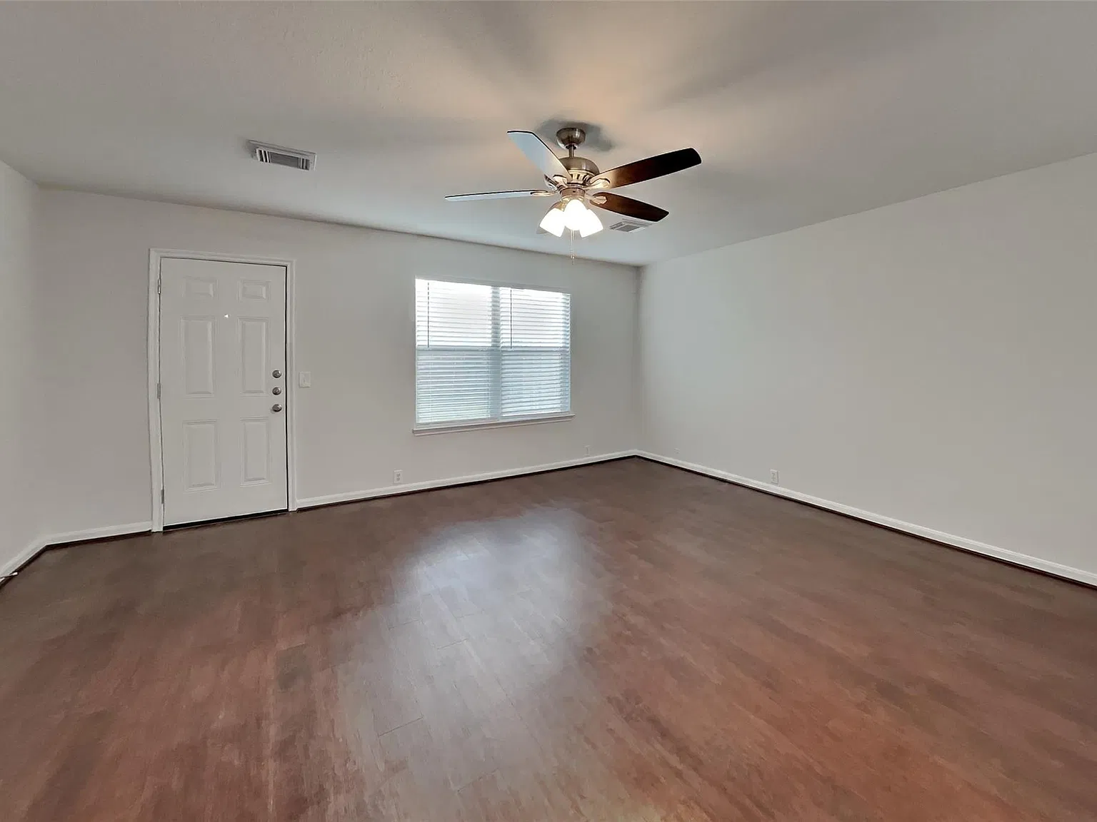 3 bed, 2.5 bath, 3262 sqft, $2,450 — Photo 3