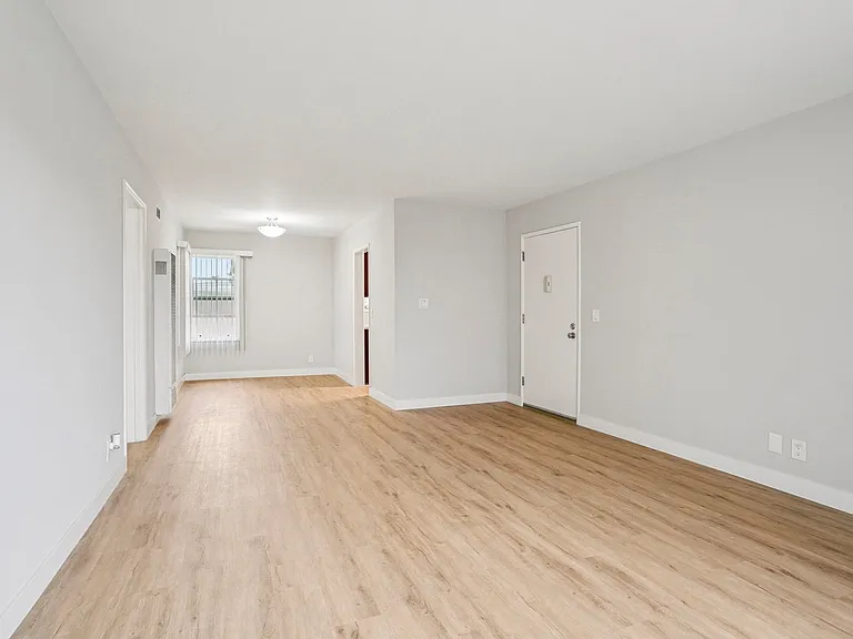 Hollypark Knolls Apartments — Photo 45