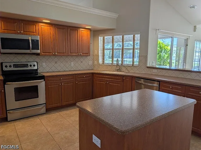 3046 SW 24th Ave — Photo 5