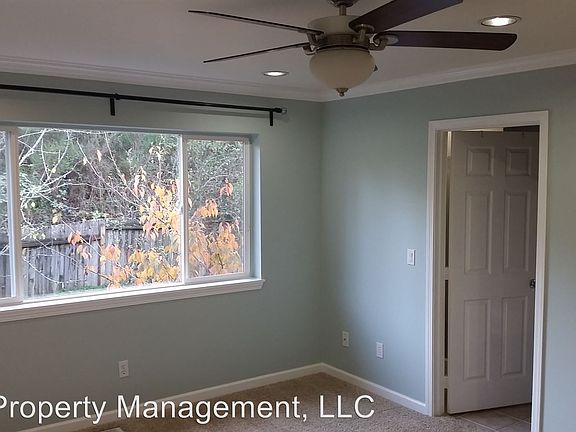 4th image of 1035 NW Gladiola Ct
