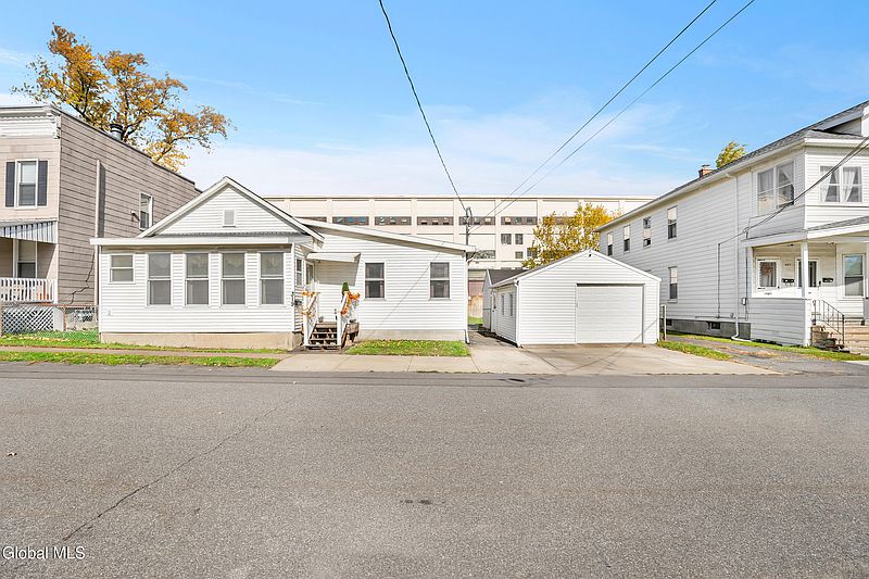 4th image of 319 9th Street