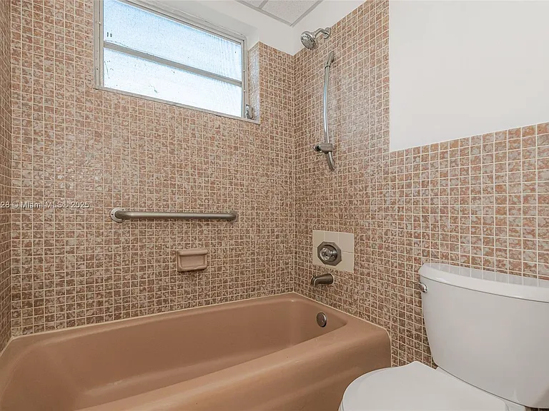 1975 NE 135th St #3B — Photo 3