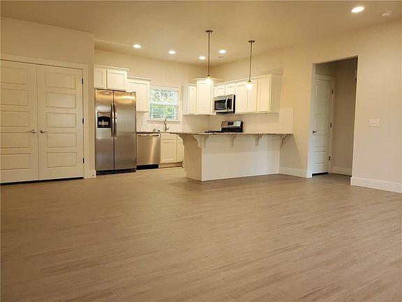3rd image of 350 W Kinniburgh Dr