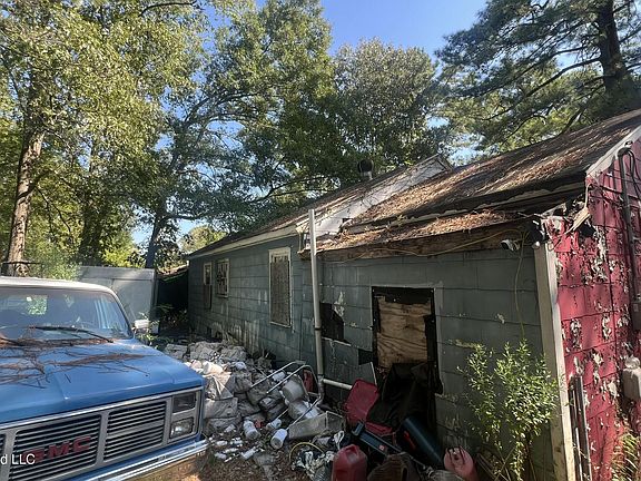4th image of 1911 Shady Lane Dr