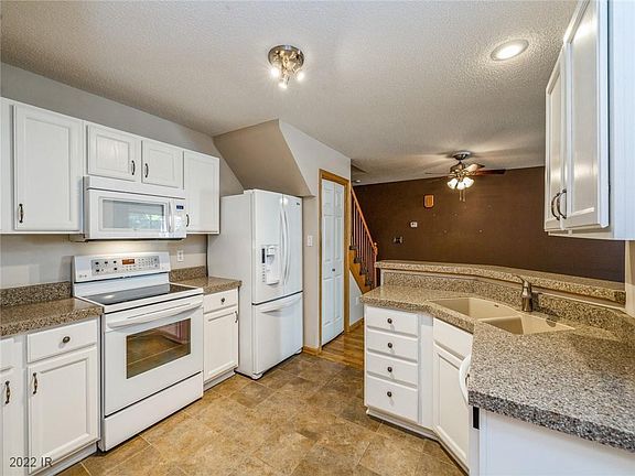 4th image of 6855 Woodland Ave Unit 403