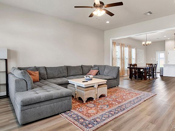 3rd image of 1061 Chloe St