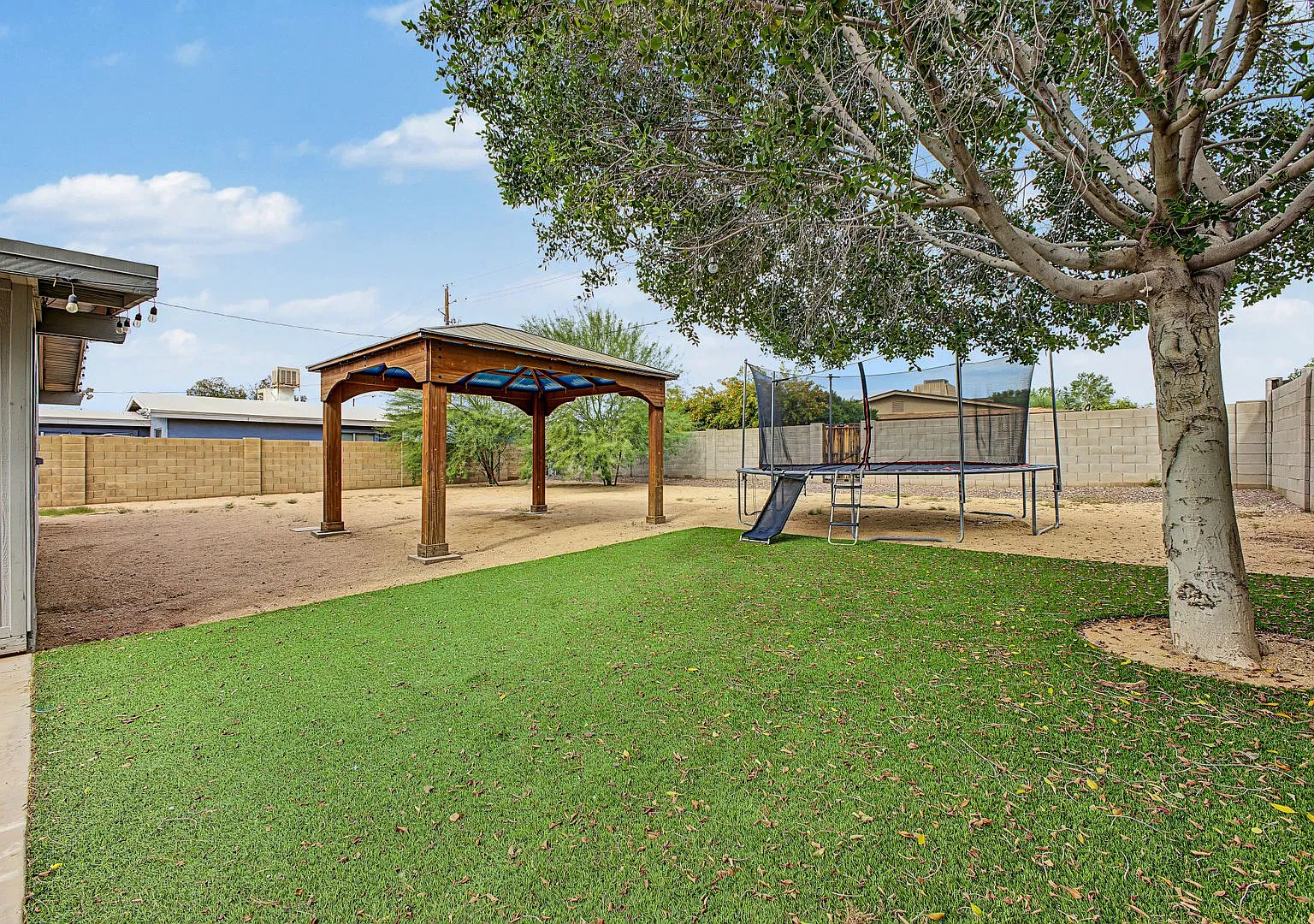 Spacious 3BR Phoenix Oasis: Huge Turf Yard, Gazebo & Mins to Dreamy Draw — Photo 1