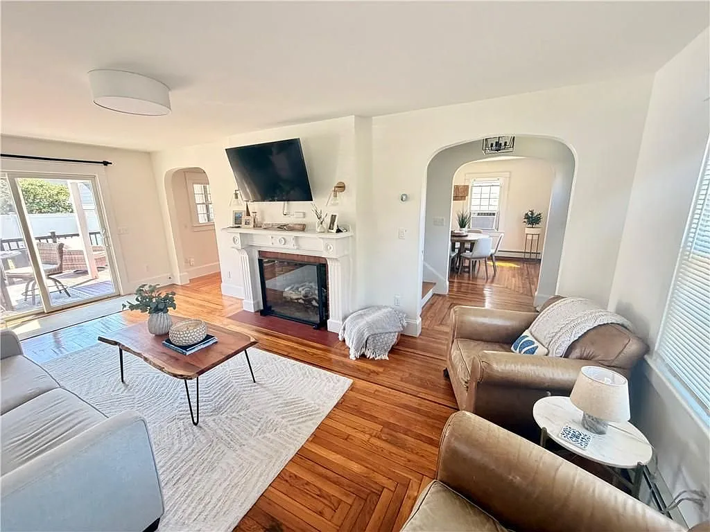 2 bed, 1.0 bath, 1062 sqft, $3,200 — Photo 3