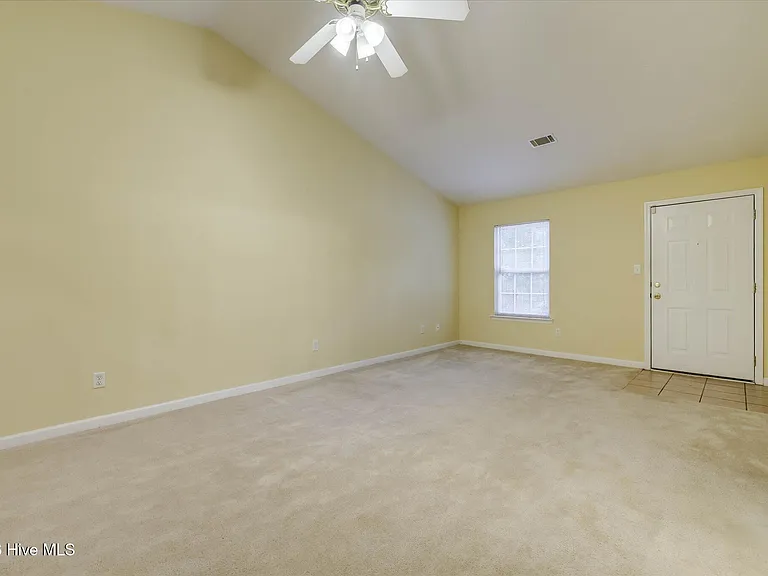 301 Beech Ln — Photo 7