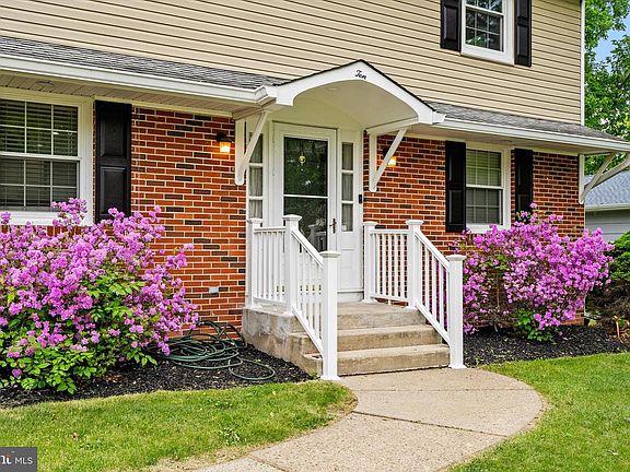 2nd image of 10 Great Woods Dr