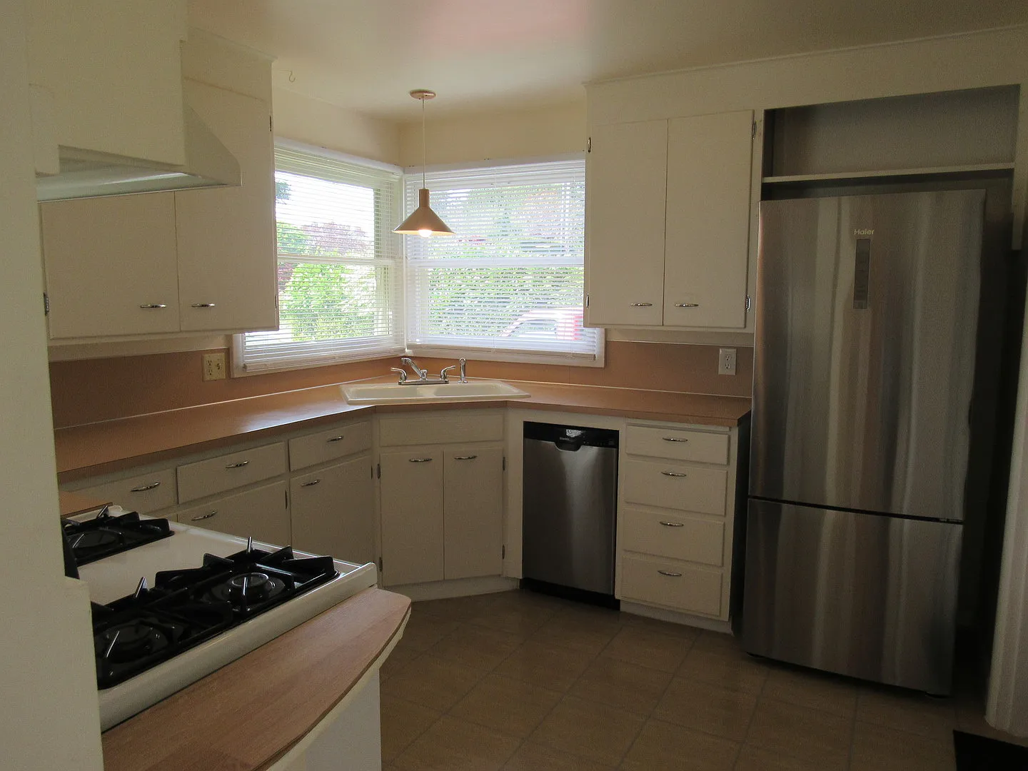 Available November 1st - 115 Viewcrest Rd! — Photo 2