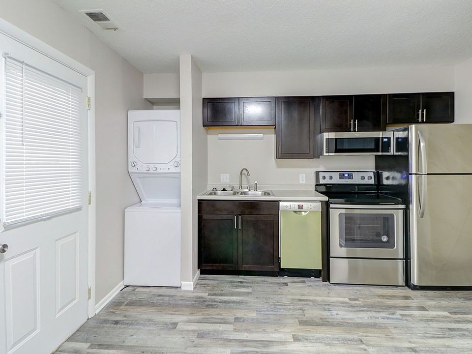 1st image of 1527 Lincolnshire Dr #3