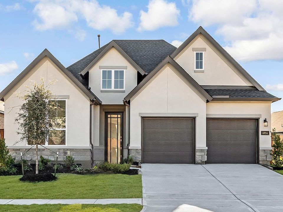 Front Exterior of Bandera Transitional Home