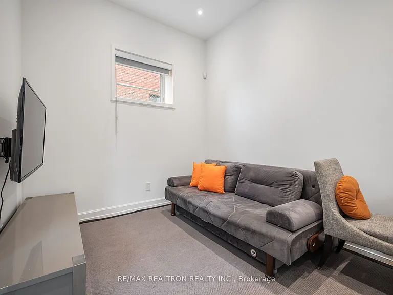 10 Katherine Rd #LOWER — Photo 16