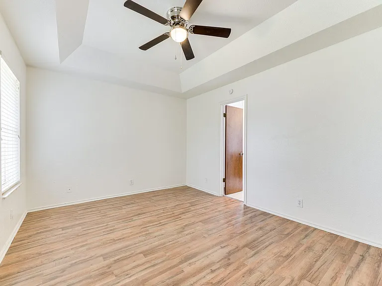 1829 Courtney Ln — Photo 35