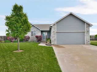 2112 W Schoolhouse St, Haysville, KS 67060