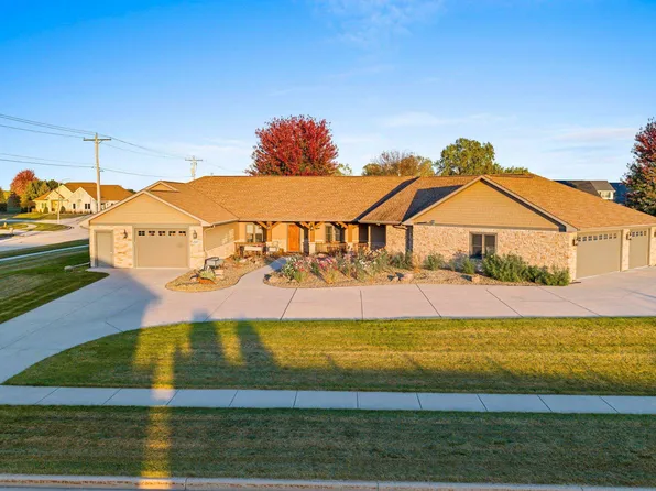 2121 Fox Point Cir, De Pere, WI 54115