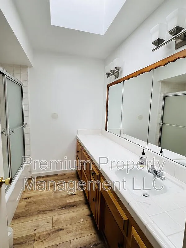3 bed, 1.5 bath, 1780 sqft, $2,200 — Photo 2