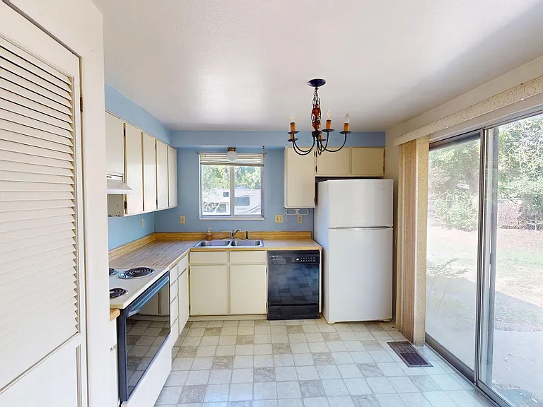 451 Loveridge Dr — Photo 22