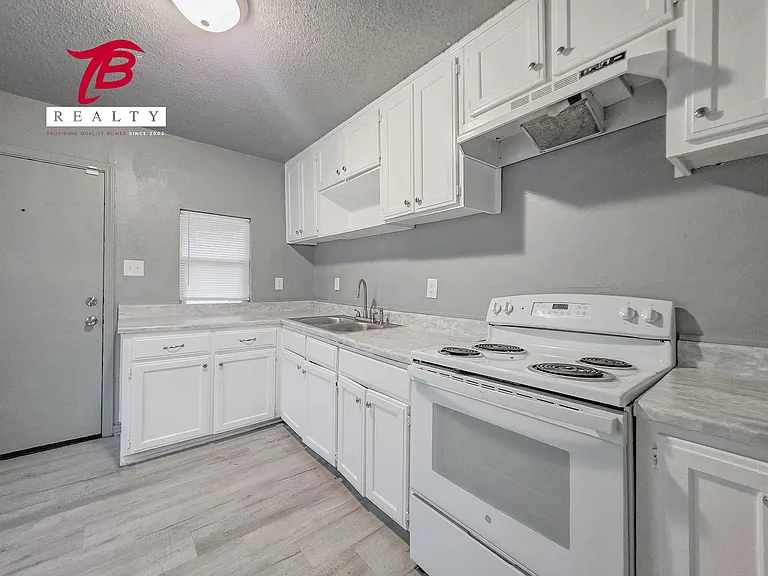 2320 NE 20th St — Photo 8