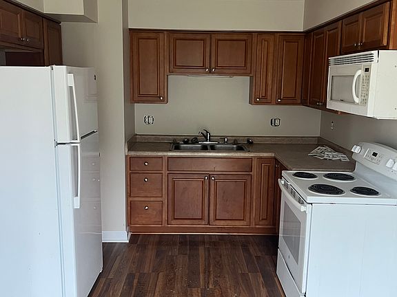3rd image of 708 Oakton Rd