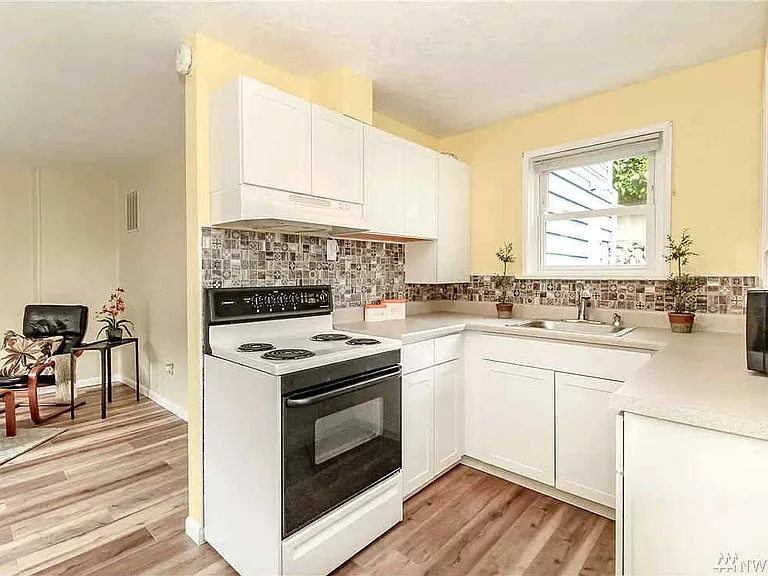 1020 1/2 Chester Ave #1/2 — Photo 5