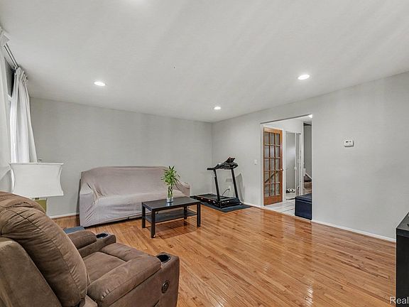 4th image of 915 Kirts Blvd