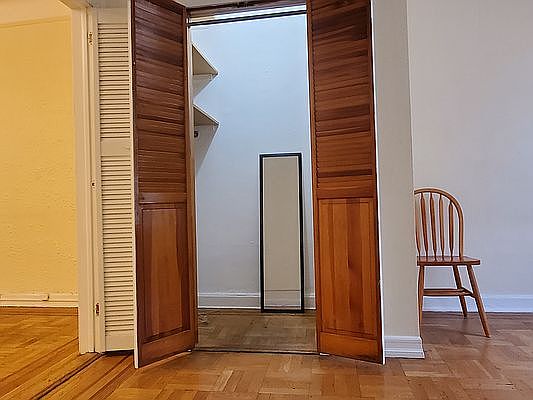 5th image of 4218 Broadway APT 2F