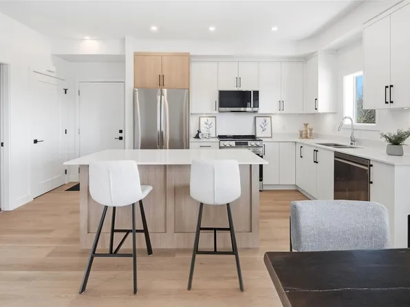7053 Central Saanich Rd #201, Central Saanich, BC V8M 1Y3