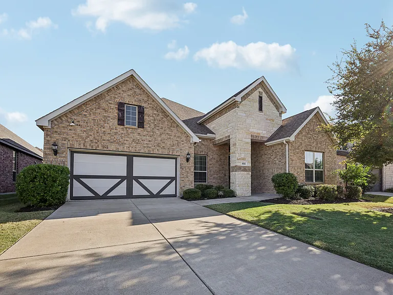 1656 Pegasus Dr — Photo 2
