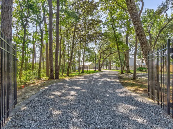 402 Shoreline Dr, Freeport, FL 32439