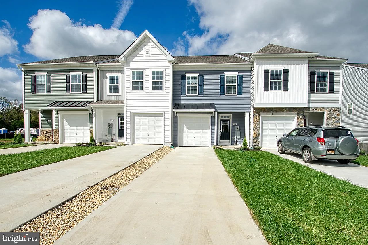 3 bed, 2.5 bath, 1900 sqft, $1,900 — Photo 1