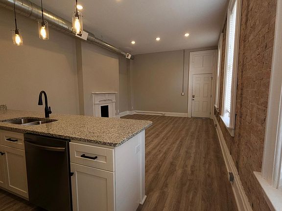5th image of 1905 Race St #202