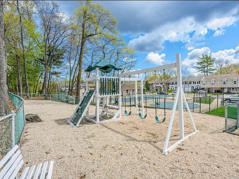 15 Manors Dr — Photo 16