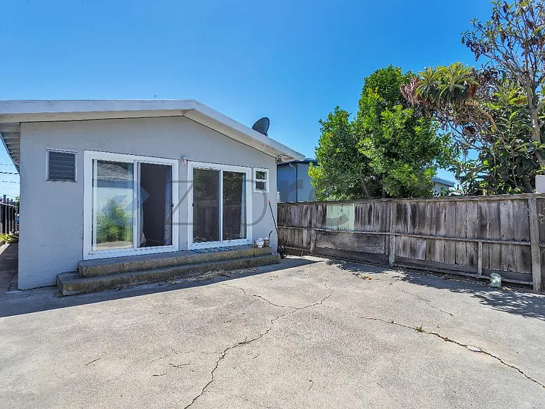 2121 Esmond Ave — Photo 18