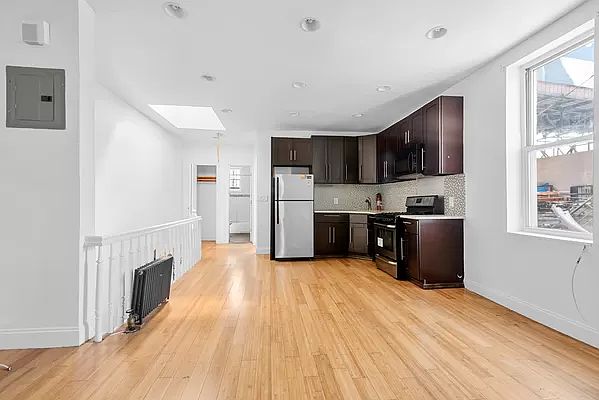 1st image of 19 Jardine Pl #3