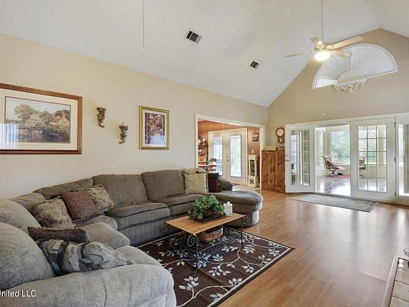 5th image of 1822 E Lakeshore Dr