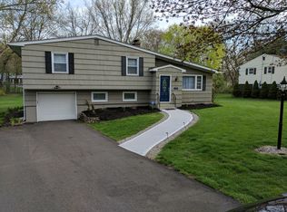 12 Woodvale Dr, Northford, CT 06472