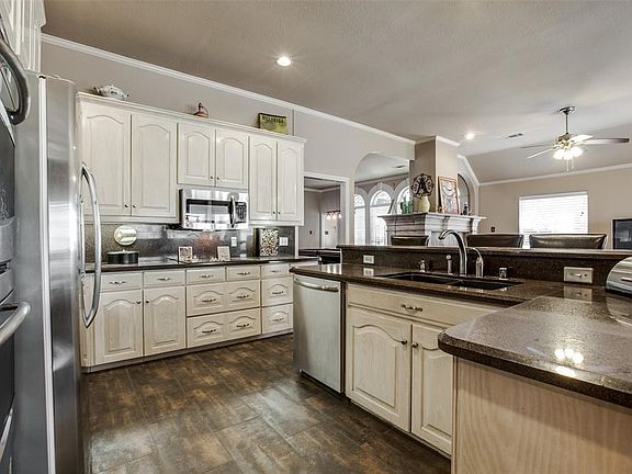 3rd image of 2513 Woodbridge Trl