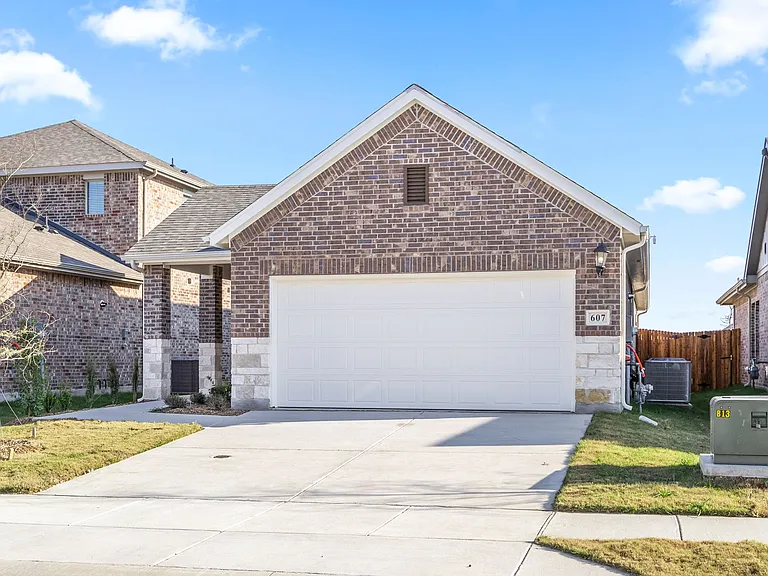 607 Clover Creek Dr — Photo 12