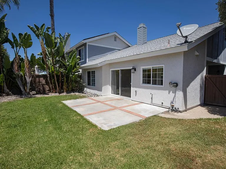 2975 Lexington Cir — Photo 23