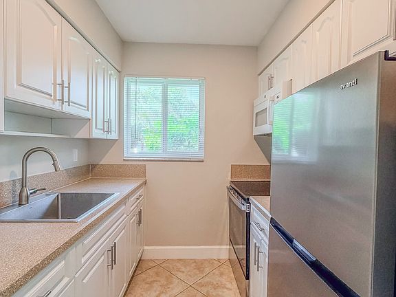 4th image of 541 NE 44th St APT B